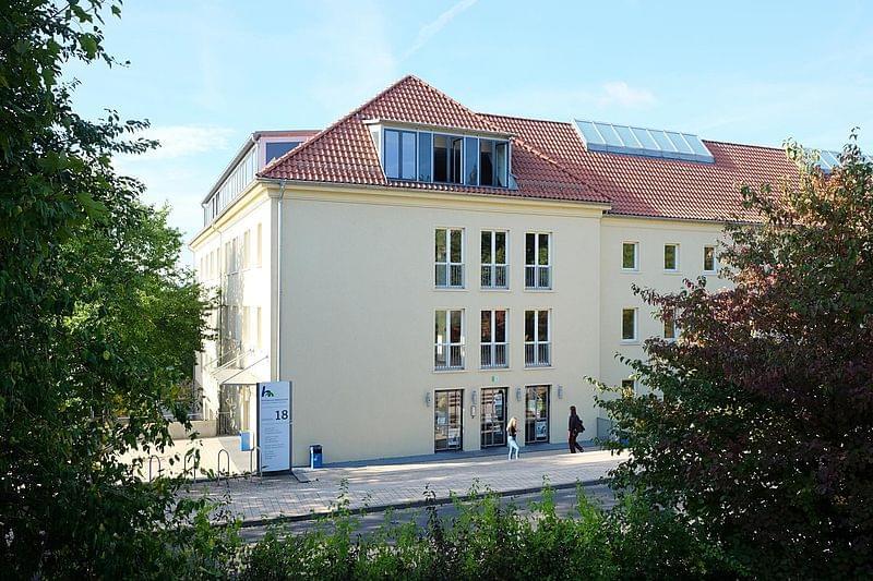 Blick auf Haus 18 - Eingang SSZ