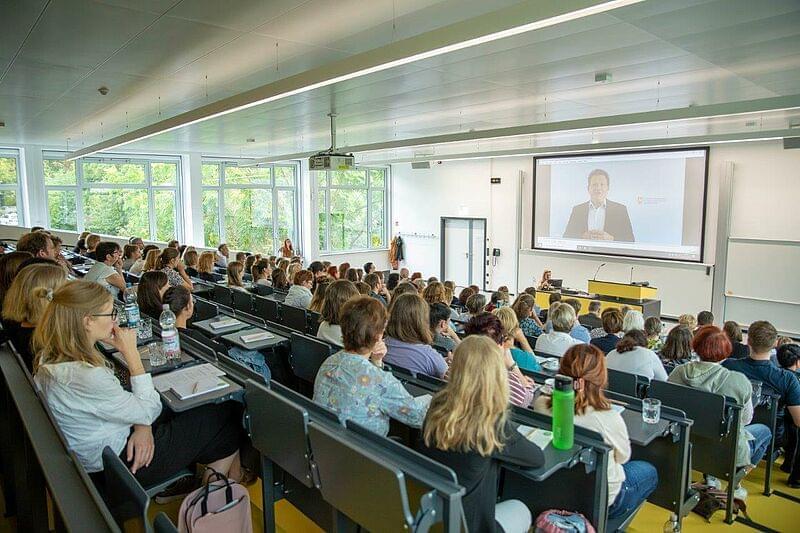 Blick über die Sitzreihen zum Podium
