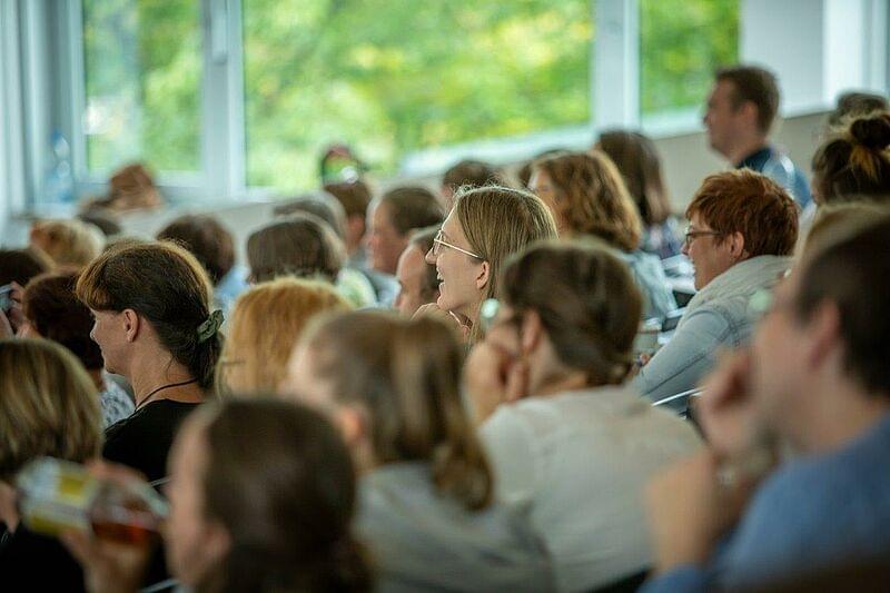 Blick über die Teilnehmenden