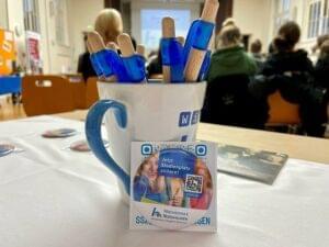 verschiedene Stifte in einer Tasse, Blickrichtung Podium
