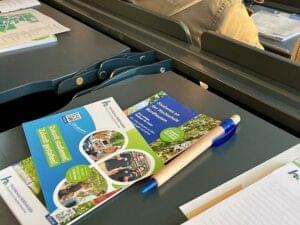 Flyer und Schreibmaterial eines Teilnehmenden