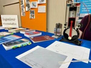 ein Motor-Modell und Literatur zur Vorstellung der Ingenieurwissenschaften