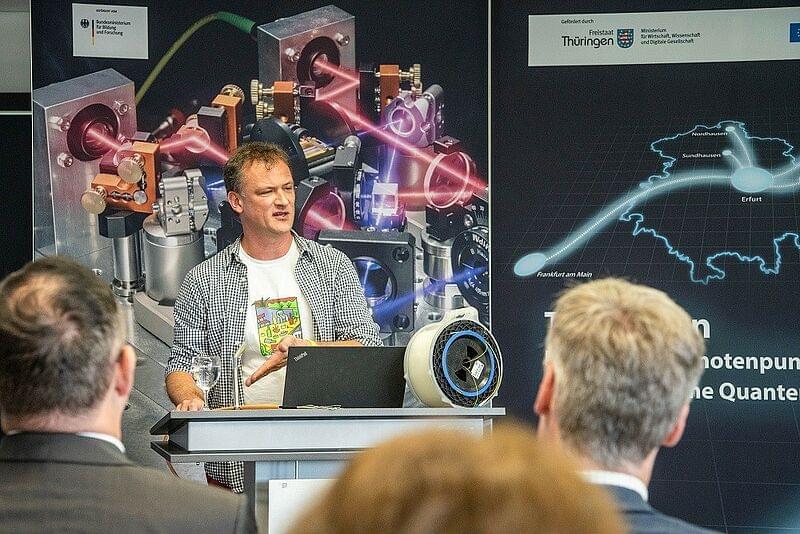 Prof. Hühn spricht im Fraunhofer Institut IOF