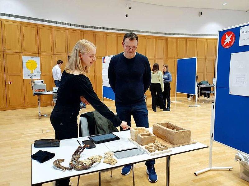 Prof. Wagner informiert sich über ein Projekt